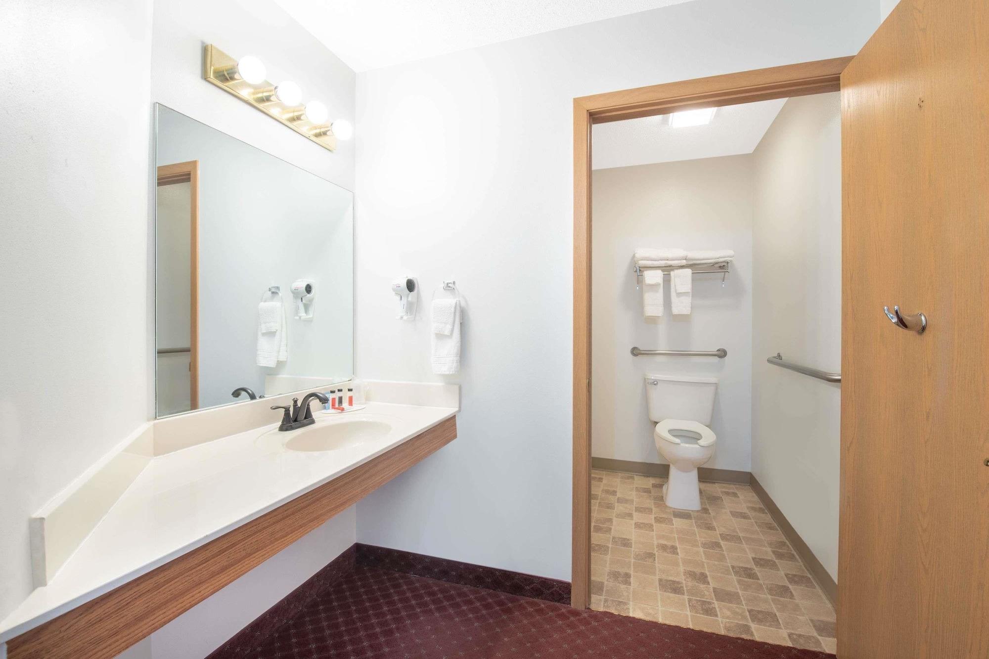 Travelodge By Wyndham ספירפיש מראה חיצוני תמונה