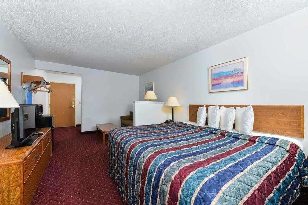 Travelodge By Wyndham ספירפיש מראה חיצוני תמונה
